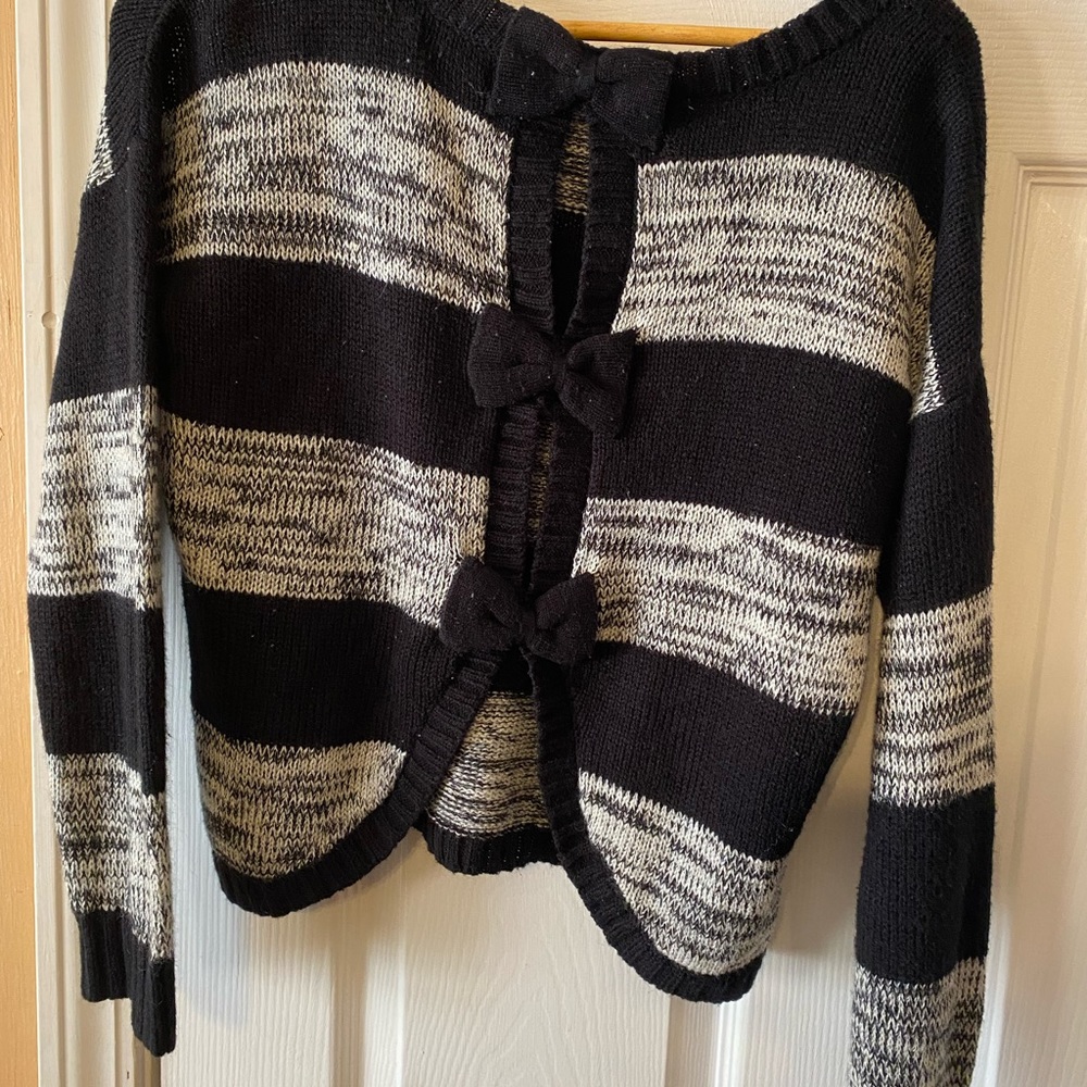 Half sweater with bow ties
